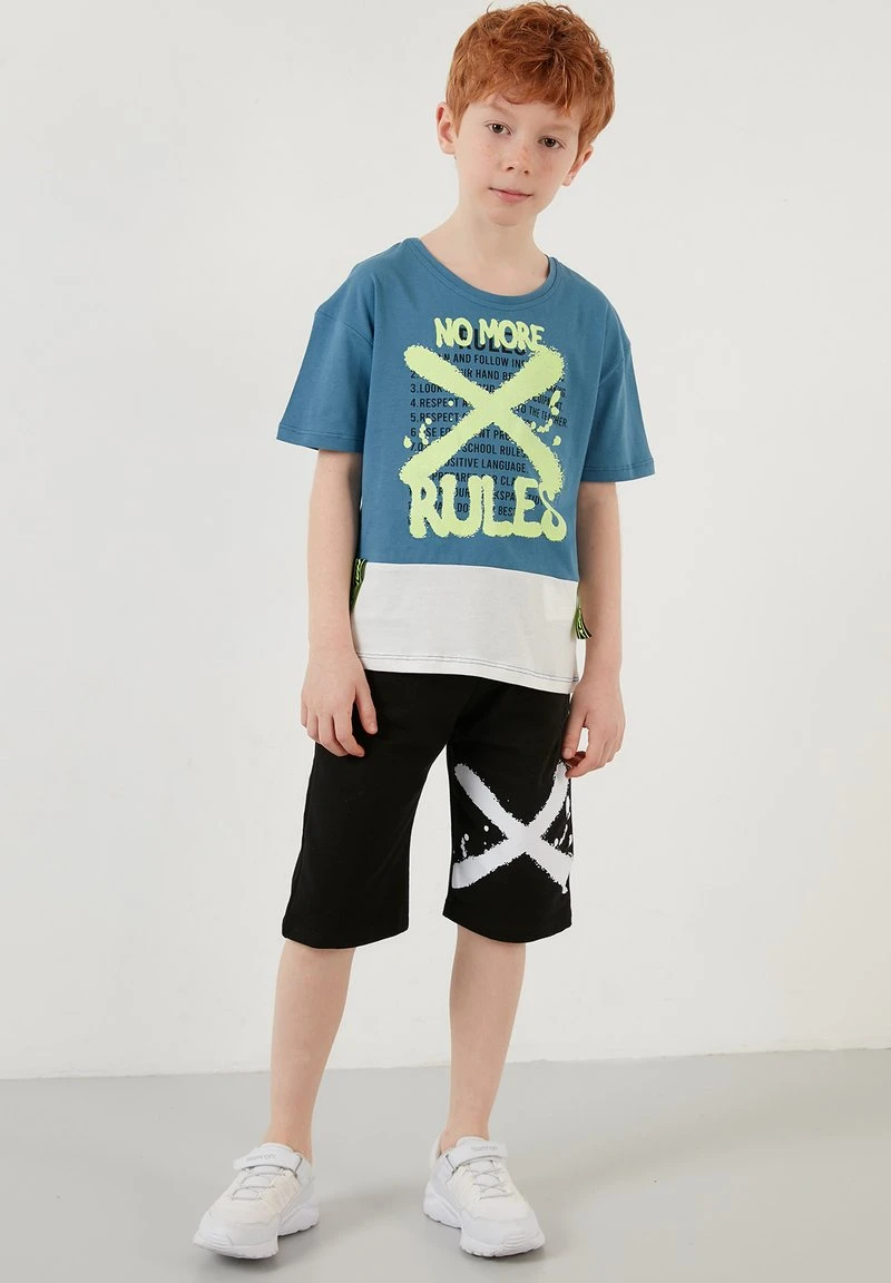 LELA REGULAR FIT T-SHIRT AND SHORTS - Shorts - Petrol Blue , Niños 1 LELA REGULAR FIT T-SHIRT AND SHORTS - Shorts - Petrol Blue , Niños