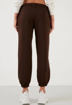 LELA Pantalones Deportivos - Dark Brown Color , Mujer 2 LELA Pantalones Deportivos - Dark Brown Color , Mujer -LELA Ventas 2024 564461d321244737af7ab6d58bb232e0