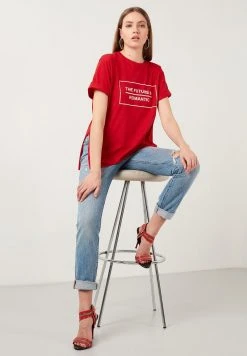 LELA OVERSIZED - Camiseta Estampada - Red , Mujer 2 LELA OVERSIZED - Camiseta Estampada - Red , Mujer -LELA Ventas 2024 56c1f43ca4c5491fb2a77ca2287e7f2a