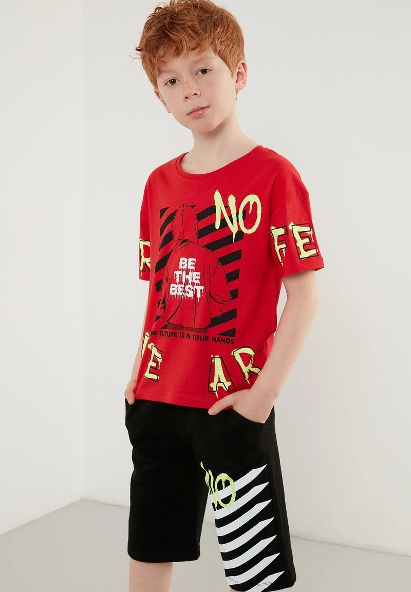 REGULAR FIT T-SHIRT AND SHORTS - Shorts - red LELA REGULAR FIT T-SHIRT AND SHORTS - Shorts - Red , Niños -LELA Ventas 2024 571ebb456615422c86f09dabb06c3f63
