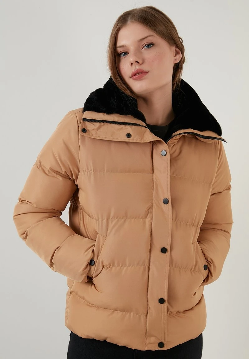 HIGH COLLAR INFLATABLE - Chaqueta de invierno - camel LELA HIGH COLLAR INFLATABLE - Chaqueta De Invierno - Camel , Mujer -LELA Ventas 2024 5788b83cf68c483da60214209d66d927