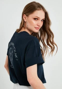 LELA Camiseta Estampada - Navy Blue, Mujer 6 LELA Camiseta Estampada - Navy Blue, Mujer -LELA Ventas 2024 59043920bc9c429bb80914bf19d2d4e9