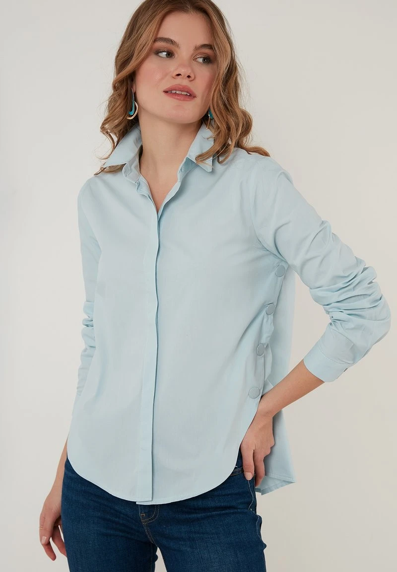 LELA Camisa - Baby Blue , Mujer 1 LELA Camisa - Baby Blue , Mujer