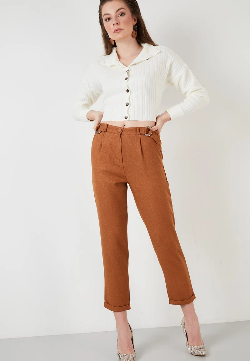 HIGH WAIST TROUSERS - Pantalones - camel LELA HIGH WAIST TROUSERS - Pantalones - Camel, Mujer -LELA Ventas 2024 5b02d8f62c9b40be94b77f9fdcc51796