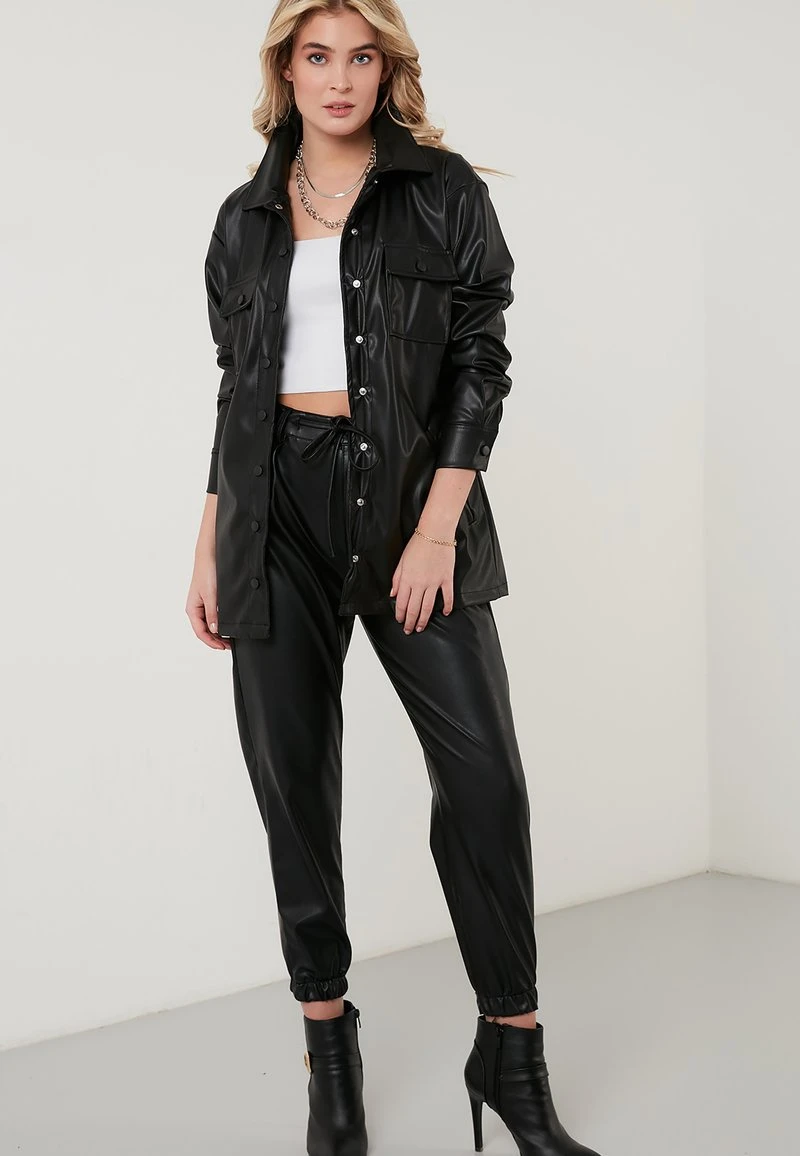 Chaqueta de cuero sintético - black LELA Chaqueta De Cuero Sintético - Black , Mujer -LELA Ventas 2024 5ec51eb1b6194cddb7ac1fb7371a97c9