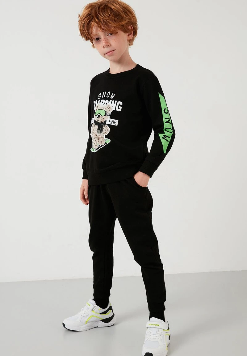 Chándal - black LELA Chándal - Black, Unisexo -LELA Ventas 2024 5f80ac44938e4bacbe835ae07cf7602b