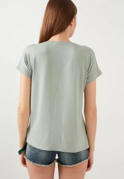 LELA Camiseta Básica - Almond Green , Mujer 5 LELA Camiseta Básica - Almond Green , Mujer -LELA Ventas 2024 6112d643717341ed9dbe7d116adea4f4