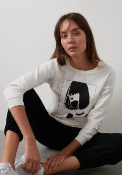 LELA Sudadera - Ecru , Mujer 2 LELA Sudadera - Ecru , Mujer -LELA Ventas 2024 615ee0d6f3b04809869cfdeab7a876f2