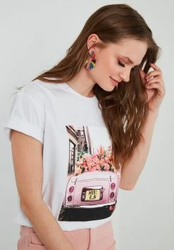 LELA Camiseta Estampada - White , Mujer 3 LELA Camiseta Estampada - White , Mujer -LELA Ventas 2024 66ac19ca84a14d70a3bf622b4b0f4ceb