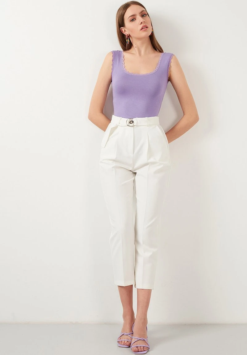 LELA SQUARE NECK LACE DETAILED ATHLETE - Top - Lilac , Mujer 2 LELA SQUARE NECK LACE DETAILED ATHLETE - Top - Lilac , Mujer - Imagen 2