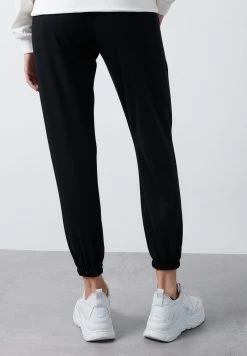 LELA Pantalones Deportivos - Black , Mujer 2 LELA Pantalones Deportivos - Black , Mujer -LELA Ventas 2024 694dff78f6f14ef4abca26d59aeb0f69