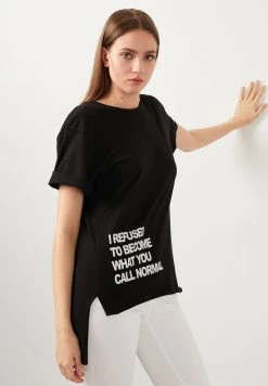 LELA Camiseta Estampada - Black , Mujer -LELA Ventas 2024 6b1de5d6885145ecb4de5f57e2f16434