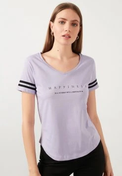 LELA Camiseta Estampada - Lilac , Mujer 6 LELA Camiseta Estampada - Lilac , Mujer -LELA Ventas 2024 6c4c4a966b52480b876e058034e23ce5