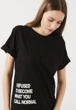 LELA Camiseta Estampada - Black , Mujer -LELA Ventas 2024 6ccf4a6ac6174cf3b84f2a9909640dd6