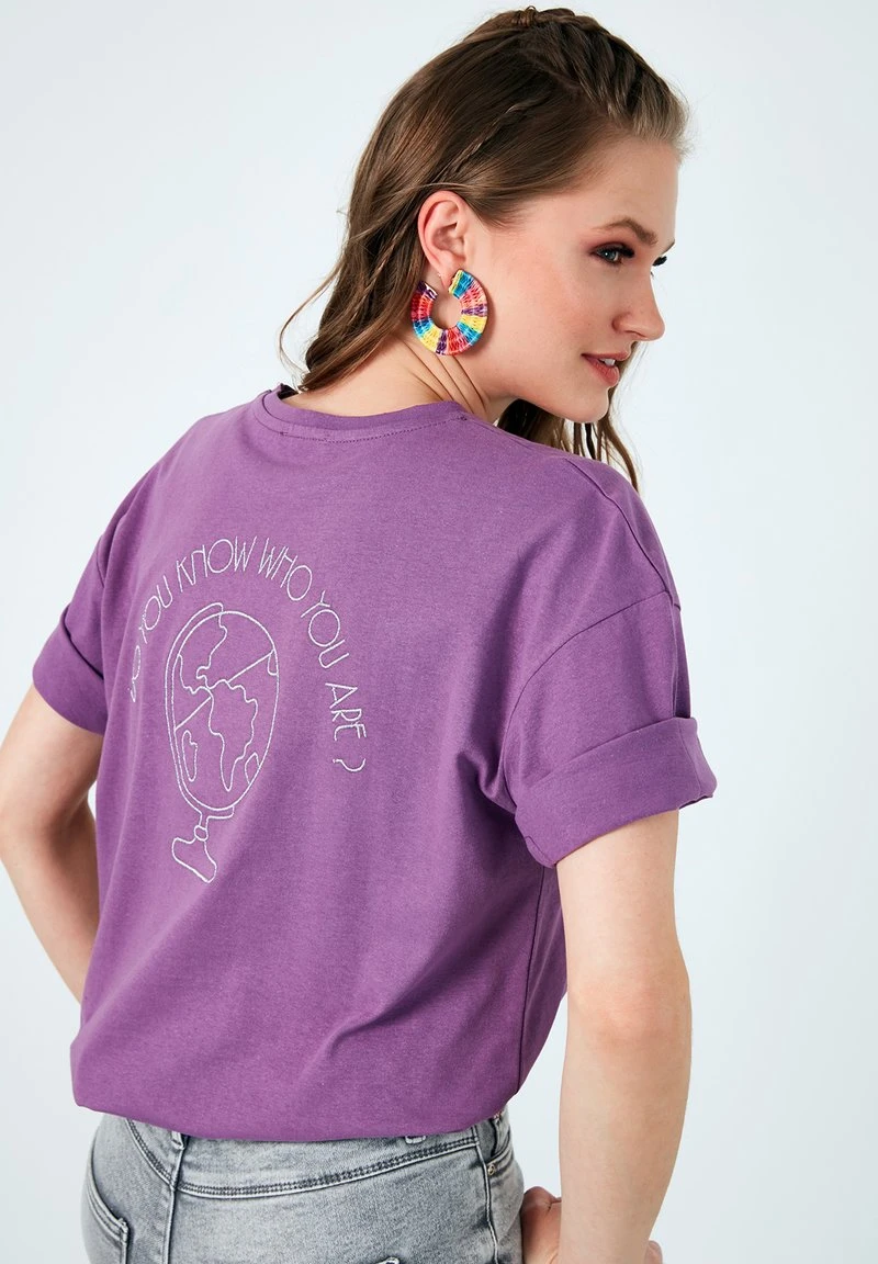 LELA Camiseta Estampada - Purple , Mujer 4 LELA Camiseta Estampada - Purple , Mujer - Imagen 4