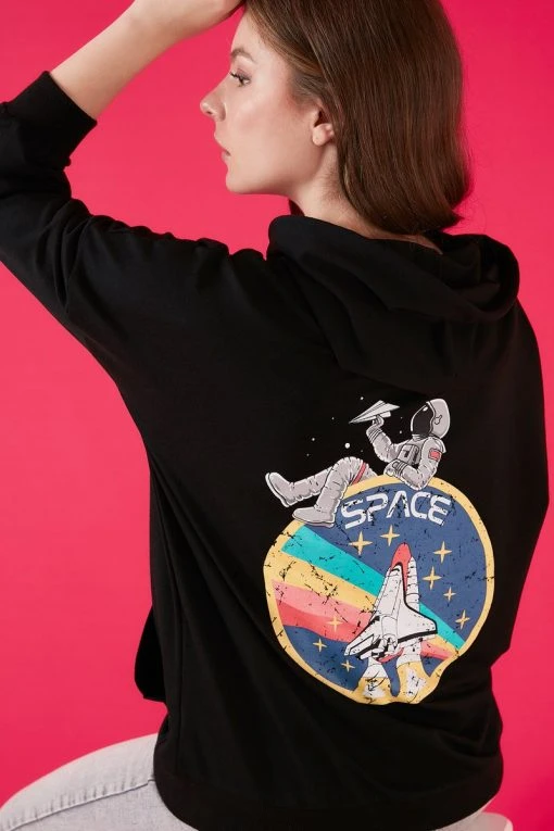 LELA Jersey Con Capucha - Black, Mujer 4 LELA Jersey Con Capucha - Black, Mujer -LELA Ventas 2024 6e4fdc1af589434586c3d310acdbd23e