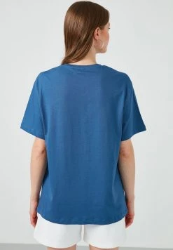 LELA Camiseta Estampada - Indigo, Mujer 2 LELA Camiseta Estampada - Indigo, Mujer -LELA Ventas 2024 70d3f06933244b7aa2dc59ec167395df