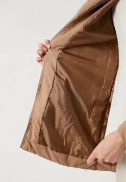 LELA Chaqueta De Invierno - Beige , Mujer 3 LELA Chaqueta De Invierno - Beige , Mujer -LELA Ventas 2024 722c575d915c4edebaabebffc24c9c07