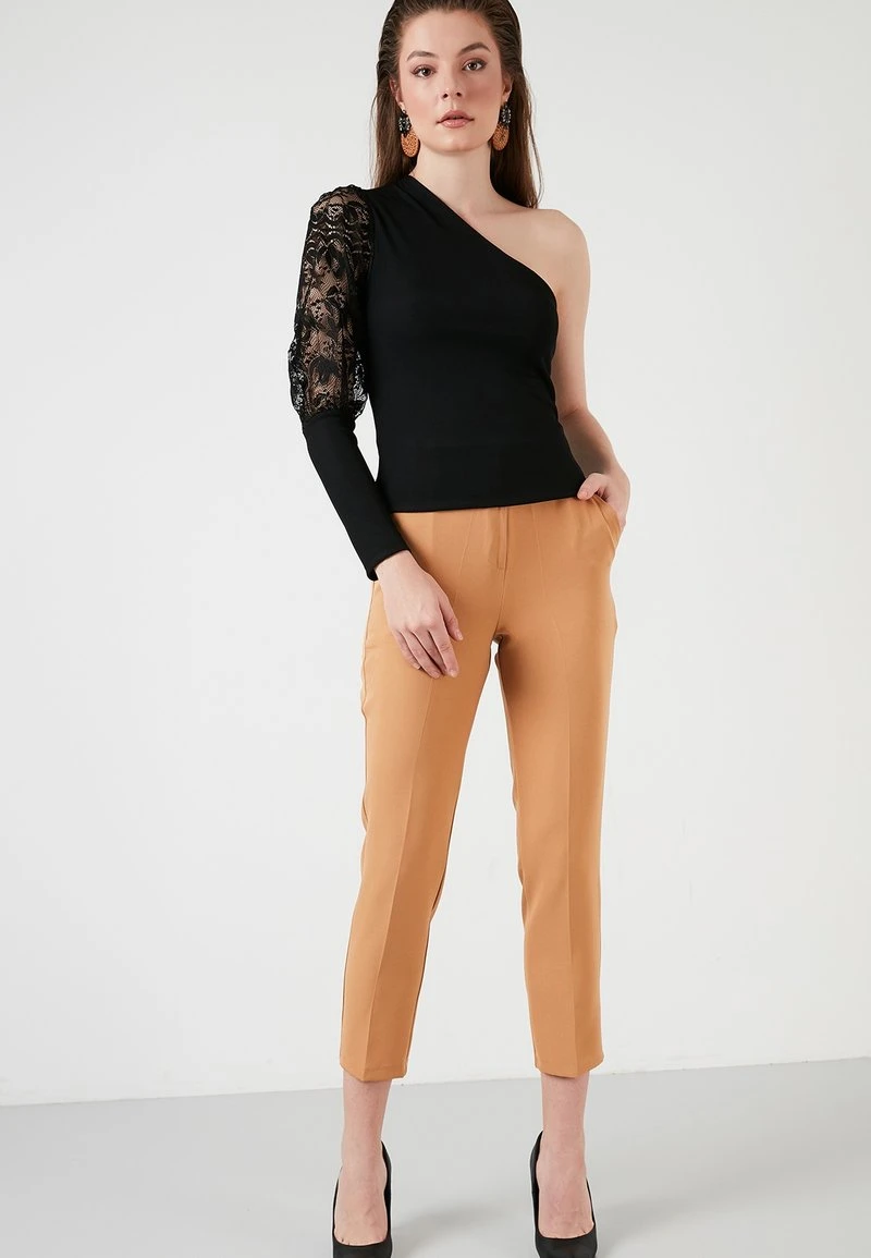 LELA Pantalones - Camel , Mujer 2 LELA Pantalones - Camel , Mujer - Imagen 2
