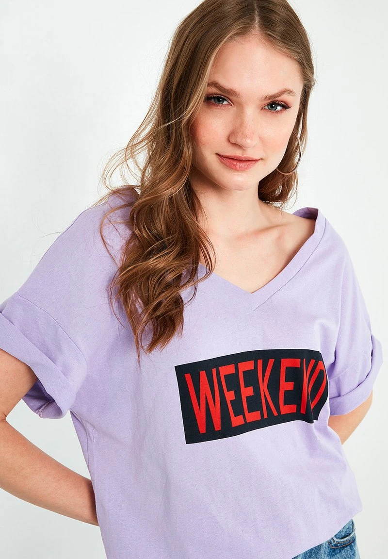 LELA Camiseta Estampada - Lilac, Mujer 1 LELA Camiseta Estampada - Lilac, Mujer