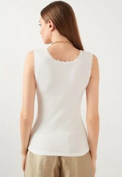 LELA SQUARE NECK LACE DETAILED ATHLETE - Top - Ecru , Mujer 2 LELA SQUARE NECK LACE DETAILED ATHLETE - Top - Ecru , Mujer -LELA Ventas 2024 74824a5384e3413a88979ecffd3fb4ea