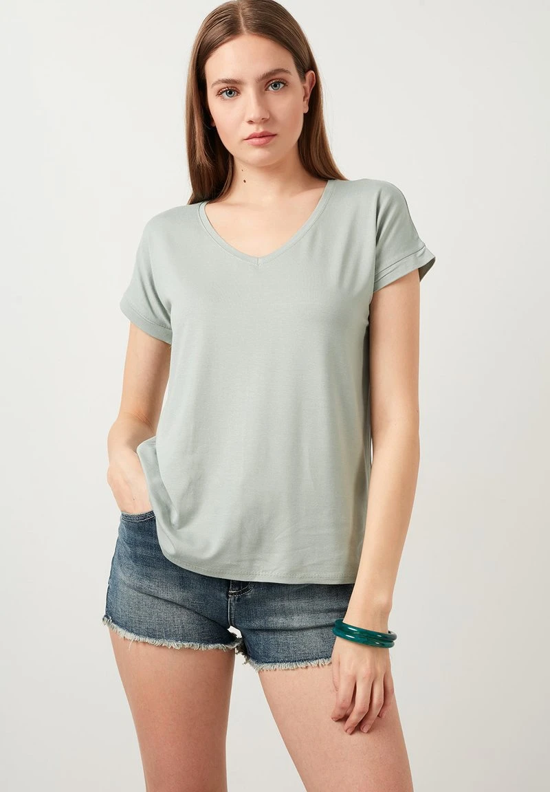LELA Camiseta Básica - Almond Green , Mujer 1 LELA Camiseta Básica - Almond Green , Mujer