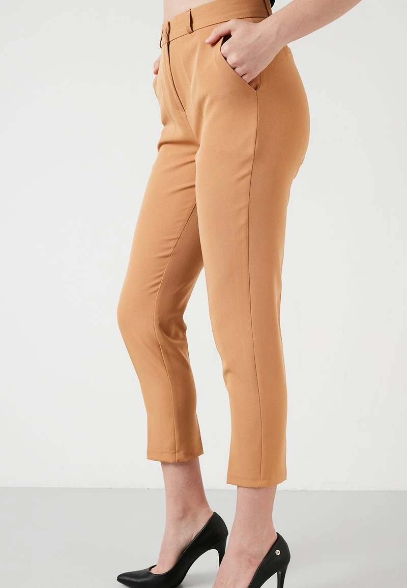 LELA Pantalones - Camel , Mujer 4 LELA Pantalones - Camel , Mujer - Imagen 4