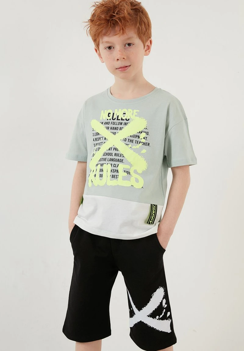 REGULAR FIT T-SHIRT AND SHORTS - Shorts - green LELA REGULAR FIT T-SHIRT AND SHORTS - Shorts - Green, Niños -LELA Ventas 2024 778fe0c813f5430082b059bc56d18ae2