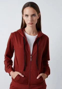 LELA Sudadera - Brick Red, Mujer 2 LELA Sudadera - Brick Red, Mujer -LELA Ventas 2024 77d23469c3704f23a072341f09bc729f