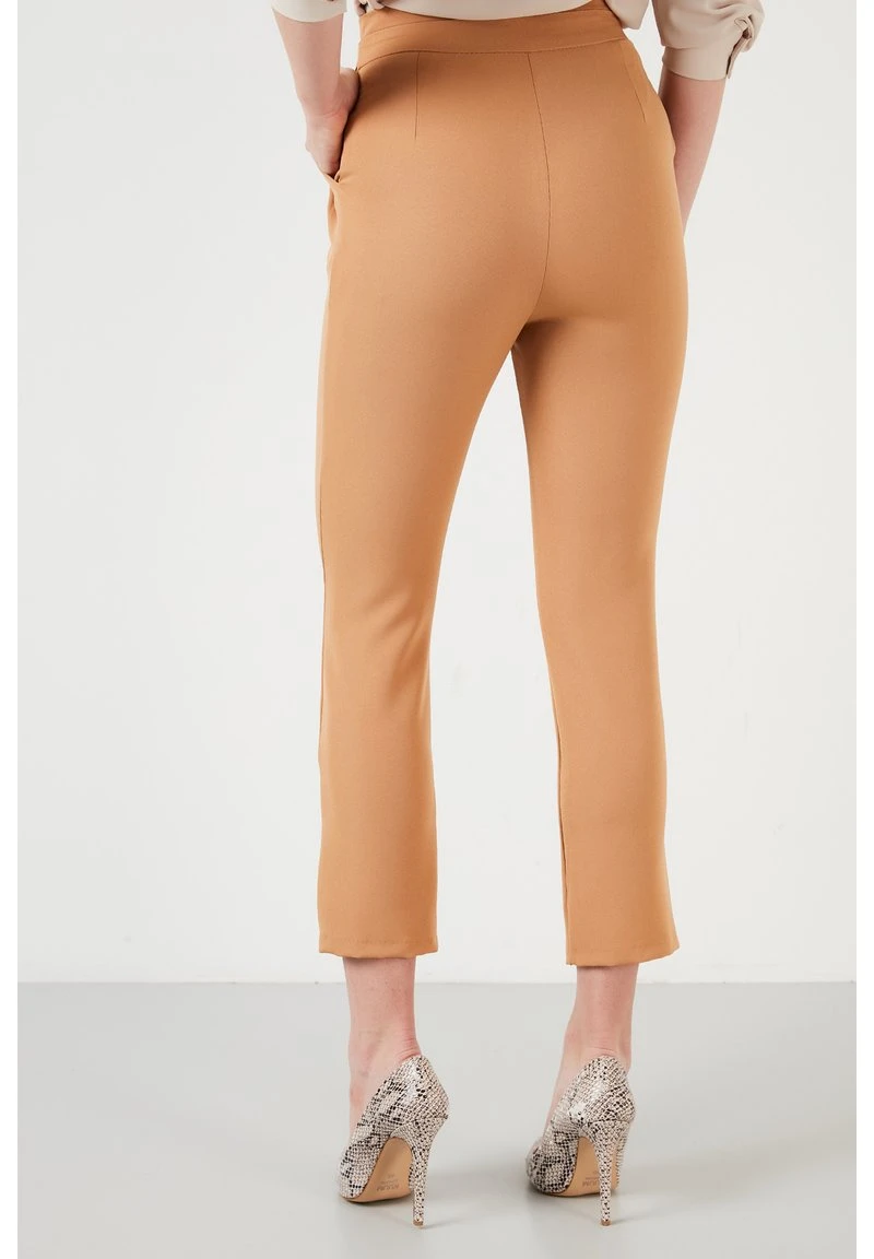 LELA Pantalones - Camel , Mujer 3 LELA Pantalones - Camel , Mujer - Imagen 3