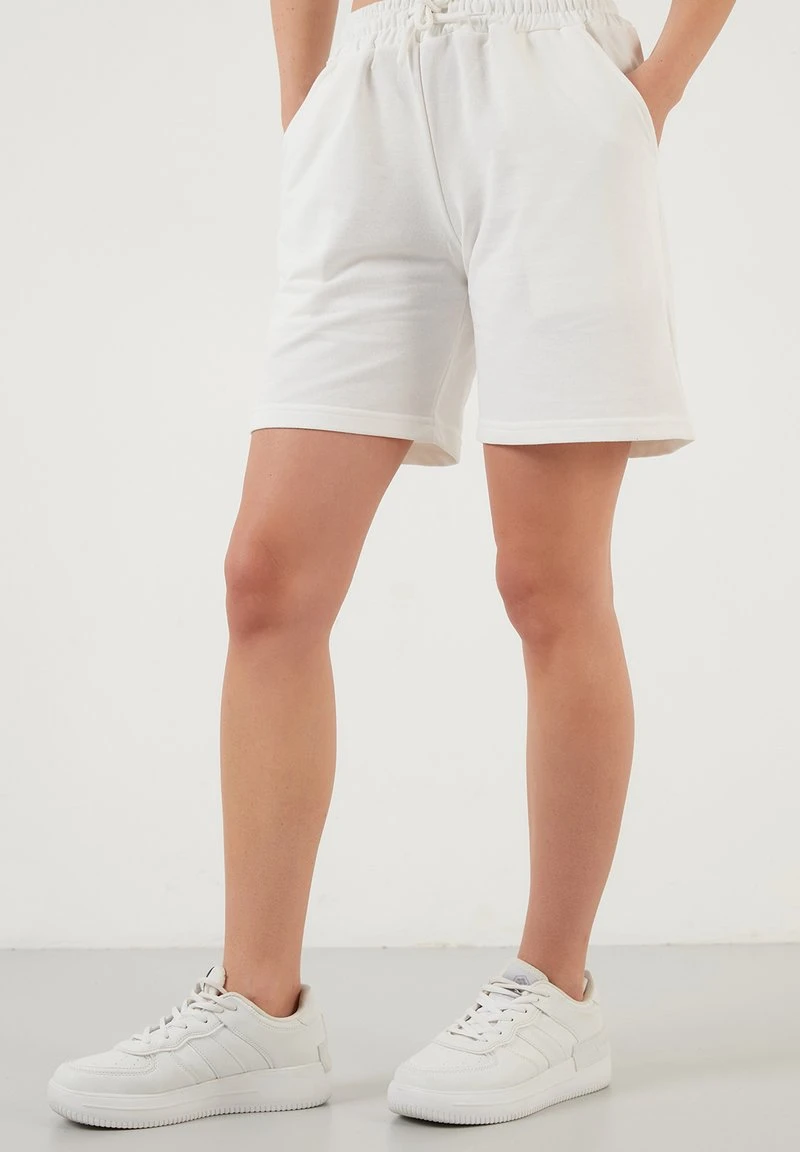 CROP - Shorts - ecru LELA CROP - Shorts - Ecru , Mujer -LELA Ventas 2024 7c125e911b2843069c60d437a4cd5022