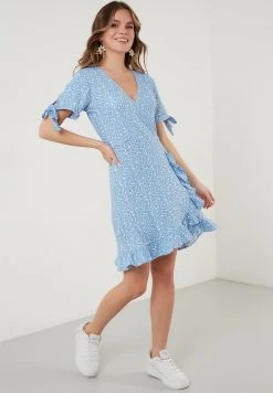 LELA FLORAL RUFFLE DETAIL - Vestido Informal - Baby Blue , Mujer -LELA Ventas 2024 7c2b7c700c9f46b89a50a4dae96c226a