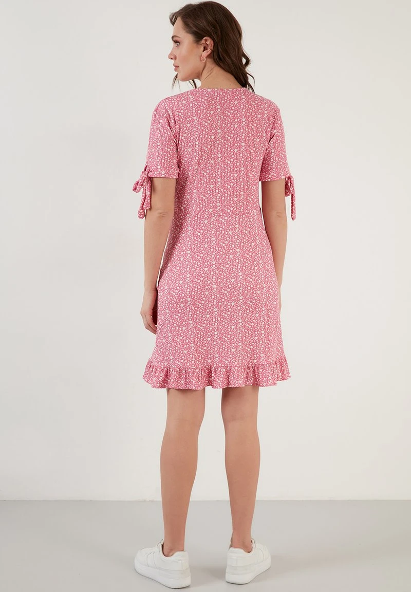 LELA FLORAL RUFFLE DETAIL - Vestido Informal - Fuchsia , Mujer 3 LELA FLORAL RUFFLE DETAIL - Vestido Informal - Fuchsia , Mujer - Imagen 3