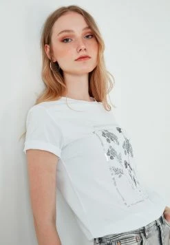 LELA Camiseta Estampada - White , Mujer 3 LELA Camiseta Estampada - White , Mujer -LELA Ventas 2024 7e98fff08b82494a92e073901effc4c7
