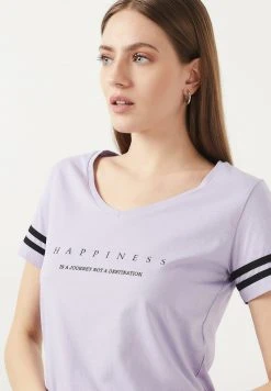 LELA Camiseta Estampada - Lilac , Mujer 7 LELA Camiseta Estampada - Lilac , Mujer -LELA Ventas 2024 8010c30389944be9b504a7518205febb