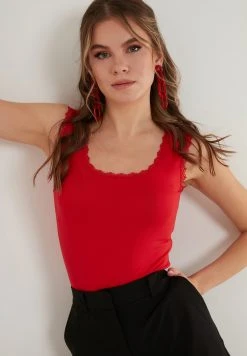LELA SQUARE NECK LACE DETAILED ATHLETE - Top - Red , Mujer -LELA Ventas 2024 8029a11a303946fa904ad757f621c233