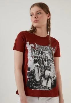 LELA Camiseta Estampada - Brick Red , Mujer -LELA Ventas 2024 811d7e899a1646da9c4197c05d05353d