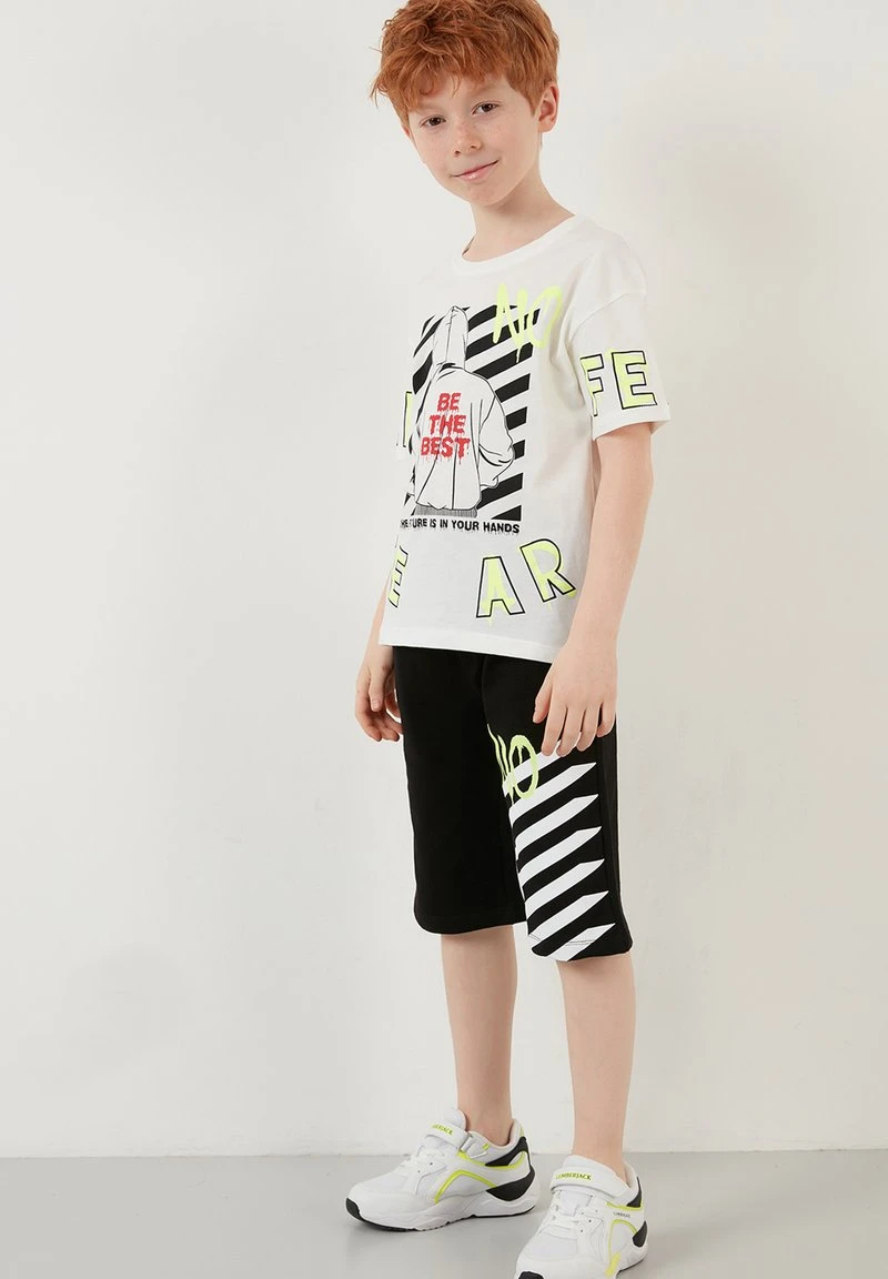 REGULAR FIT T-SHIRT AND SHORTS - Shorts - white LELA REGULAR FIT T-SHIRT AND SHORTS - Shorts - White , Niños -LELA Ventas 2024 814fbd0e494841f99a8a74e4fa1089b9