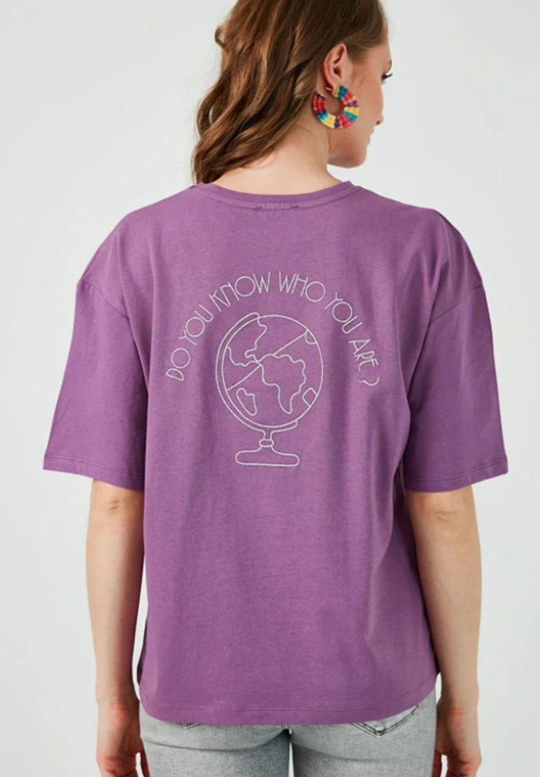 LELA Camiseta Estampada - Purple , Mujer 1 LELA Camiseta Estampada - Purple , Mujer