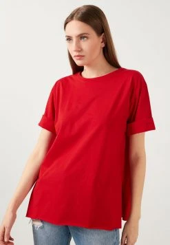 LELA Camiseta Básica - Red, Mujer -LELA Ventas 2024 823552b6c0c2450eb6b46aab24b16b24