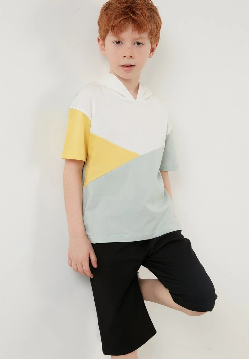 REGULAR FIT T-SHIRT AND SHORTS - Shorts - green LELA REGULAR FIT T-SHIRT AND SHORTS - Shorts - Green, Niños -LELA Ventas 2024 8472e0a45c8f490db501cd7c0c47870b