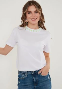 LELA CREW NECK - Camiseta Estampada - White Neon Green , Mujer