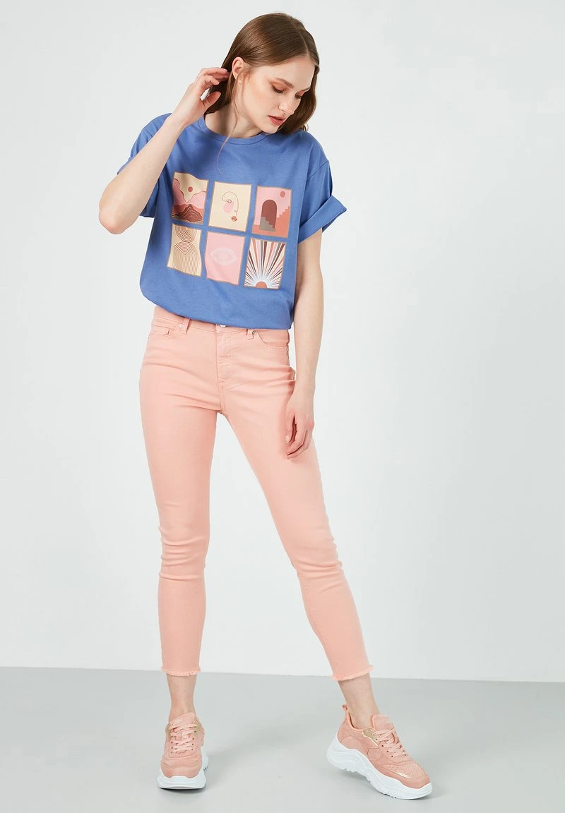 Camiseta estampada - indigo LELA Camiseta Estampada - Indigo, Mujer -LELA Ventas 2024 895cbb4c774a49e88be40c4e7c6e7c0e