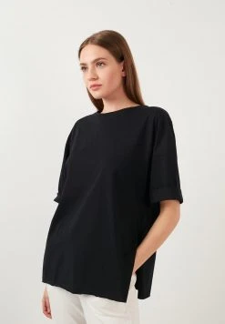 LELA Camiseta Básica - Black , Mujer 3 LELA Camiseta Básica - Black , Mujer -LELA Ventas 2024 8a14d108adc84d51891a20e9e34e40f2
