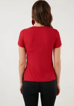 LELA Camiseta Estampada - Red , Mujer -LELA Ventas 2024 8c3a409b58c64a1a9c905b51399c9001