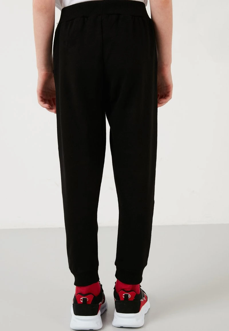 Chándal - black LELA Chándal - Black, Unisexo -LELA Ventas 2024 8c853a9e42c74aa793d7104b566bcdb4