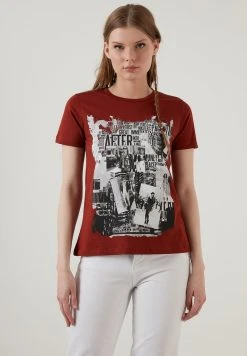 LELA Camiseta Estampada - Brick Red , Mujer