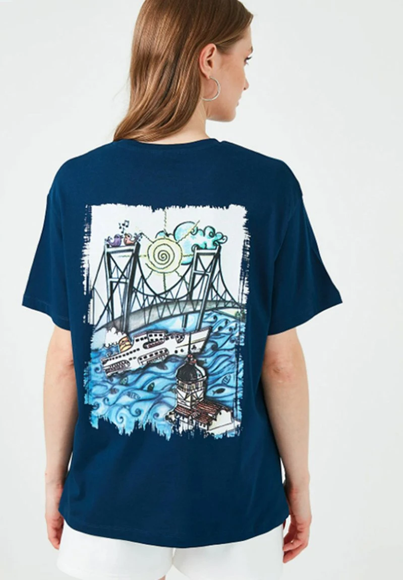 LELA Camiseta Estampada - Navy Blue, Mujer 1 LELA Camiseta Estampada - Navy Blue, Mujer