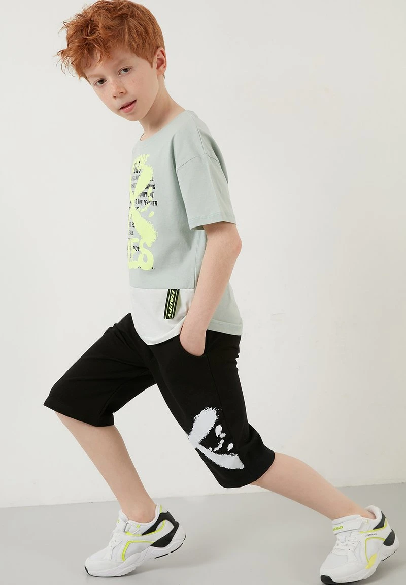 REGULAR FIT T-SHIRT AND SHORTS - Shorts - green LELA REGULAR FIT T-SHIRT AND SHORTS - Shorts - Green, Niños -LELA Ventas 2024 8f98b2a5abc24b98a5709c7a8ce533b6