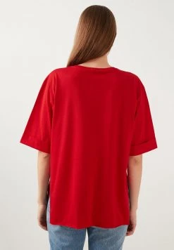 LELA Camiseta Básica - Red, Mujer -LELA Ventas 2024 938191af167544099c95ad515a003375